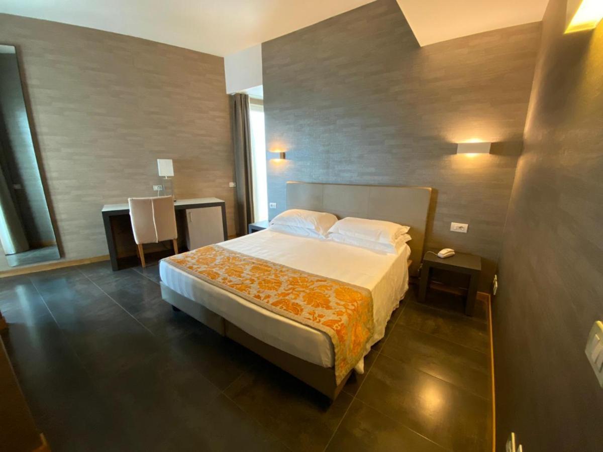Hotel Joseph 马里纳-迪-皮特拉桑塔 外观 照片